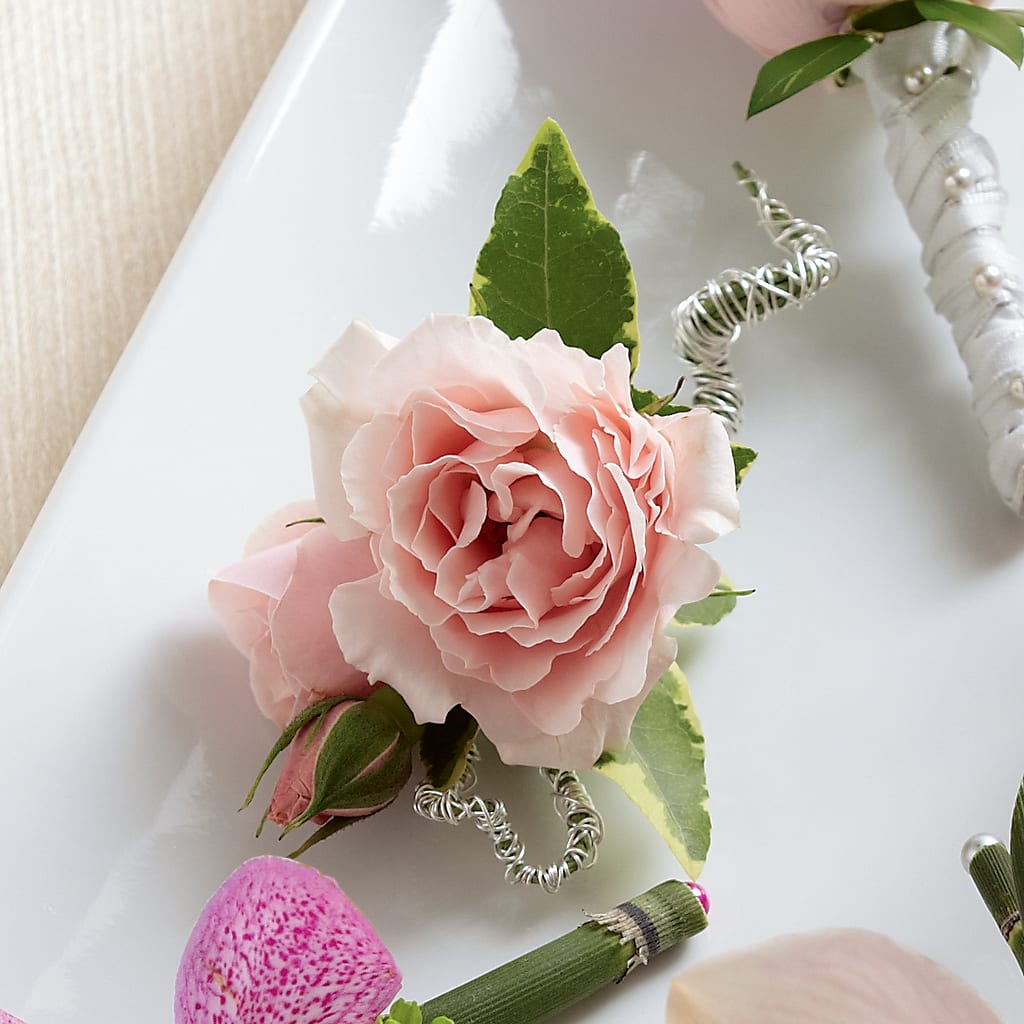 Pink Spray Rose Boutonniere – FARFANS FLOWERS & DECORATIONS LLC, Frederick MD